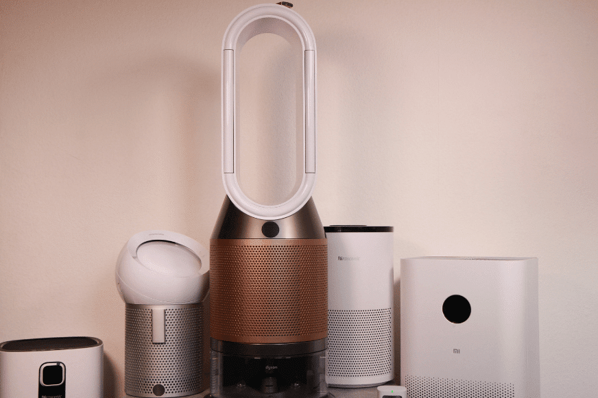 Verschiedene Luftreiniger stehen nebeneinander im Smart Home Fox Test und Vergleich